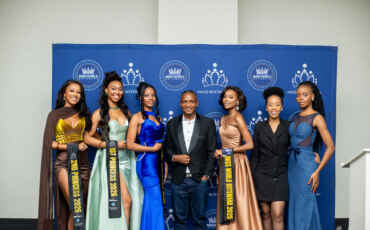 Outgoing and reigning Queens