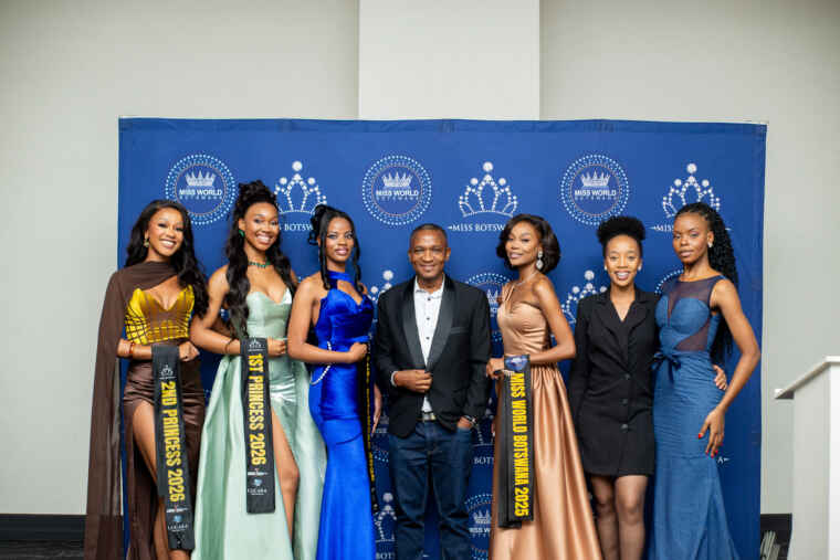 Outgoing and reigning Queens