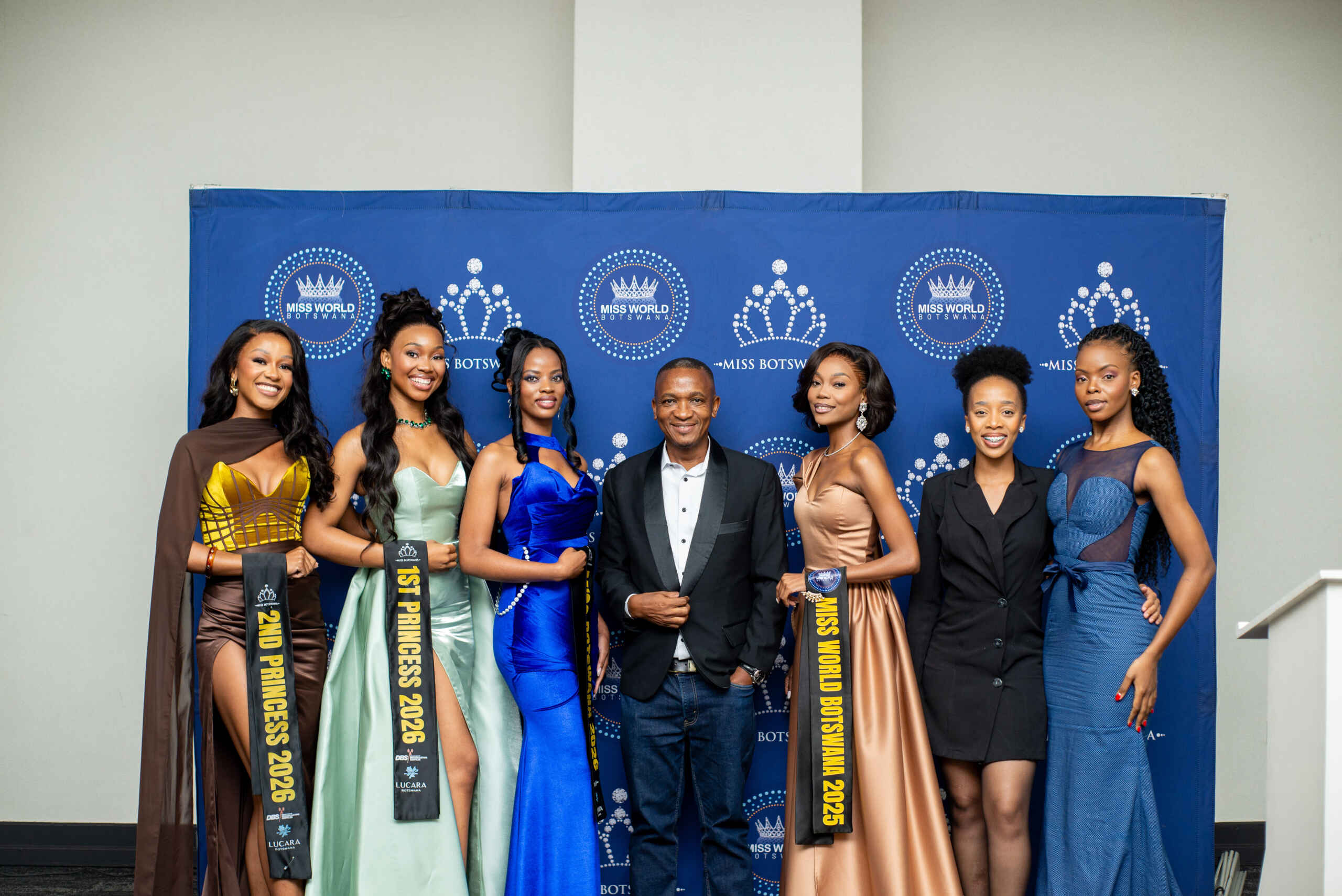 Outgoing and reigning Queens